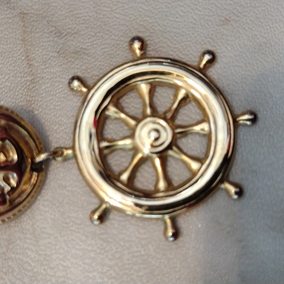 Beautiful faux gold boat Anker and dangling charm boat wheel earrings. - Picture 4 of 6